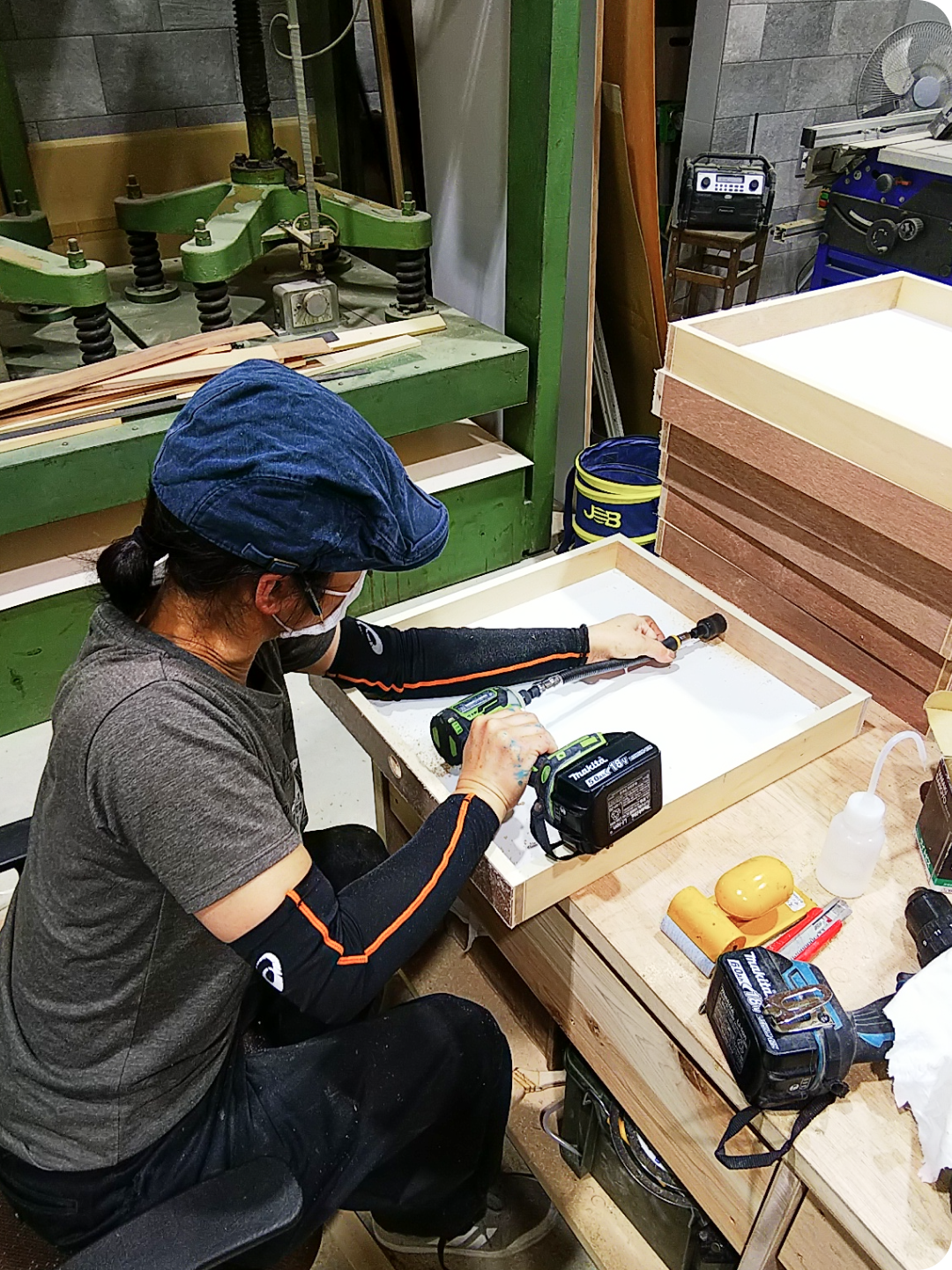 自社工場での家具制作。空間に合う家具をご提案いたします。